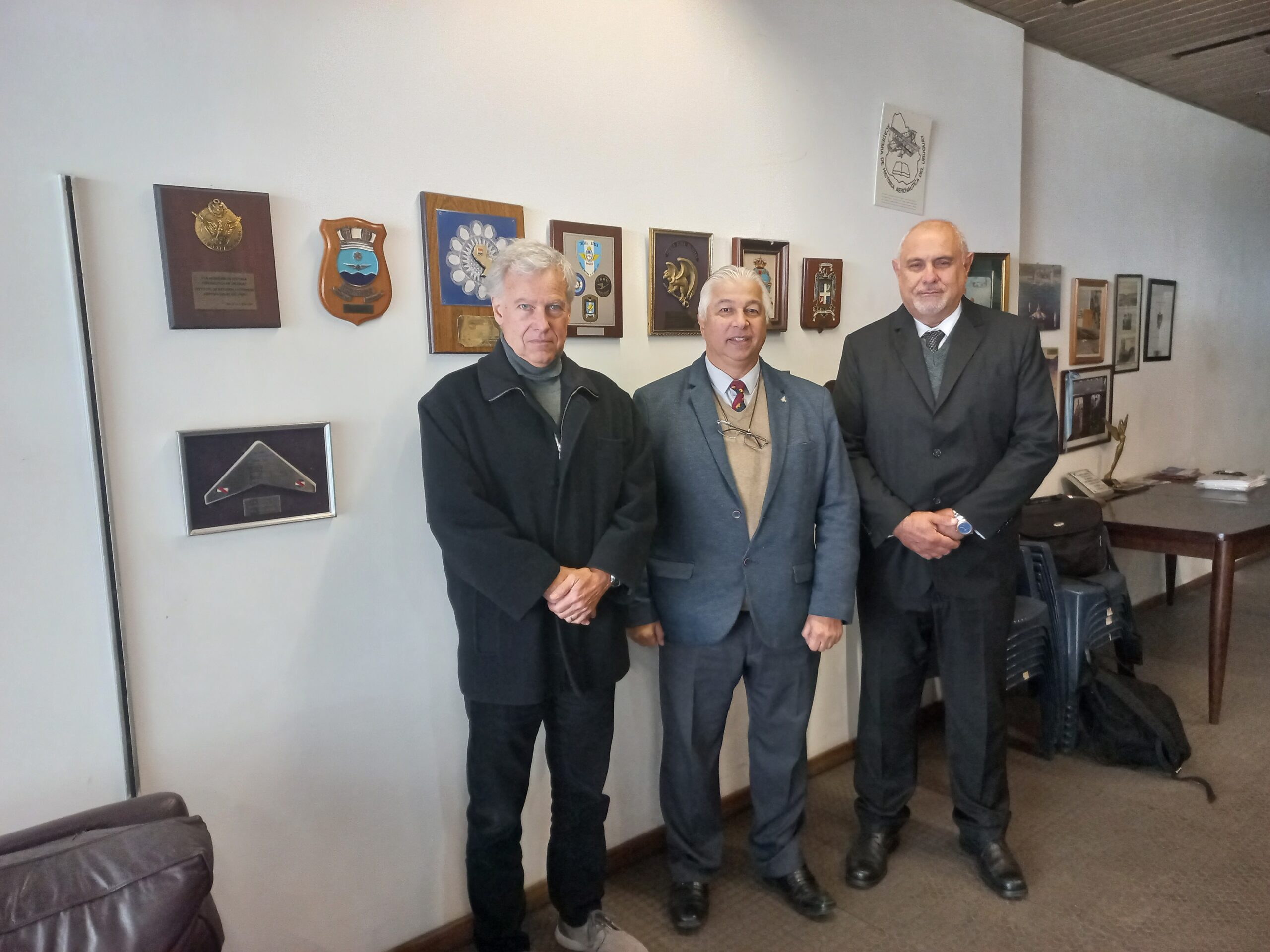 Junto al Lic. Manuel Vetrone, pudimos visitar el archivo de la Cridovni de Uruguay en 2022. En esa visita, junto al Coronel (R) Ariel Sánchez Ríos, delineamos la necesidad de encarar un proyecto conjunto multidisciplinario, que hoy se encarna en «Ovni Cruz del Sur». (Foto Archivo C.Ferguson) Junto al Lic. Manuel Vetrone, pudimos visitar el archivo de la Cridovni de Uruguay en 2022. En esa visita, junto al Coronel (R) Ariel Sánchez Ríos, delineamos la necesidad de encarar un proyecto conjunto multidisciplinario, que hoy se encarna en «Ovni Cruz del Sur». (Foto Archivo C.Ferguson)